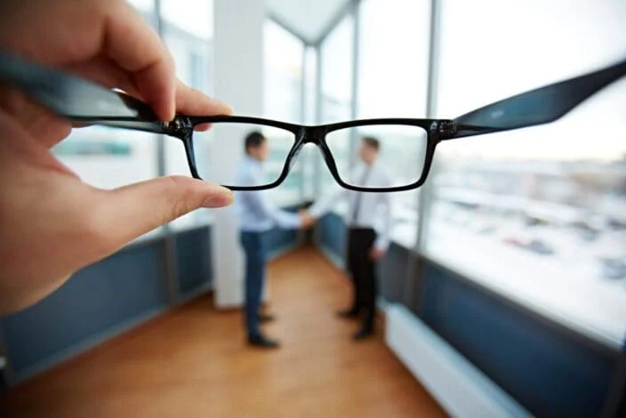 So sánh tròng kính phổ biến đổi màu, chống ánh sáng xanh, kính mỏng
