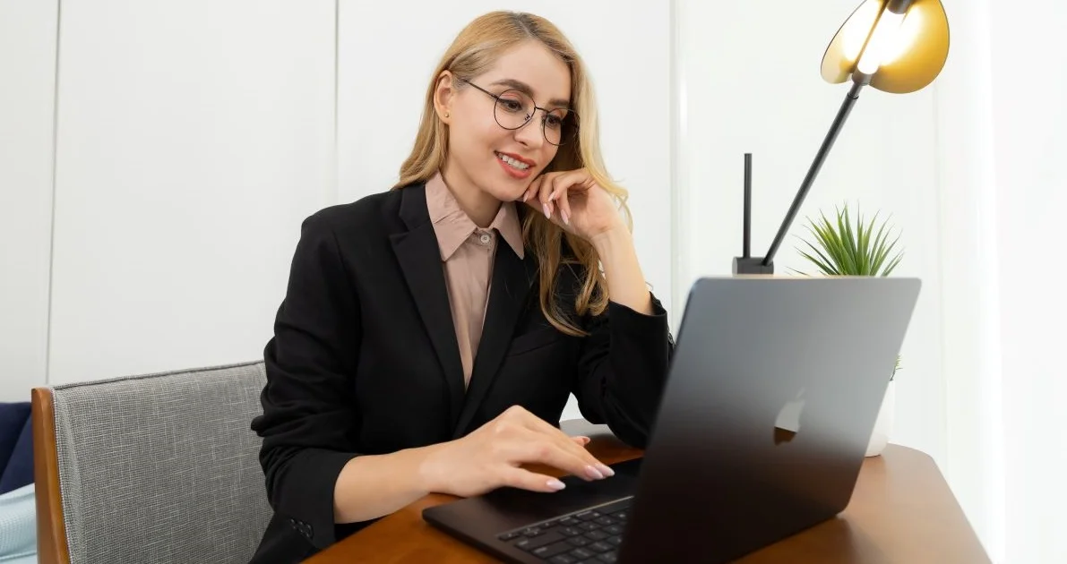 Kính Công Sở Phong Cách “Business Formal” Nam Nữ Đà Nẵng, Huế