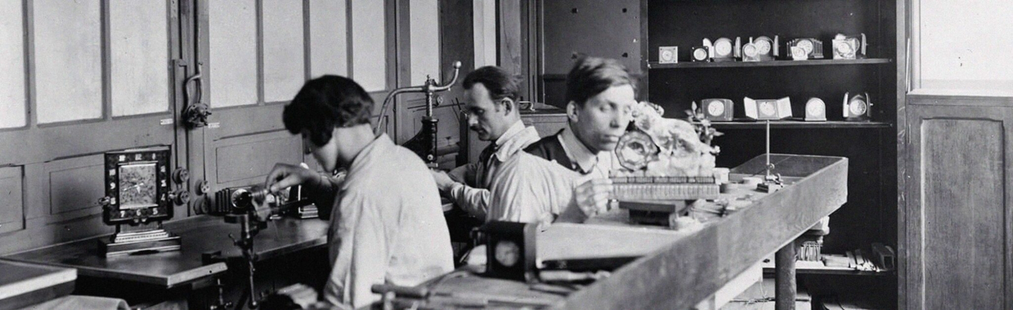 Kính Cartier Gọng Vàng – Chất Vàng Quyến Rũ Từ Paris