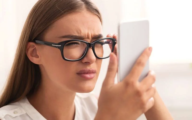 Nheo mắt mới nhìn rõ là dấu hiệu nên thay kính mới - Địa chỉ uy tín tại Đà Nẵng, Huế