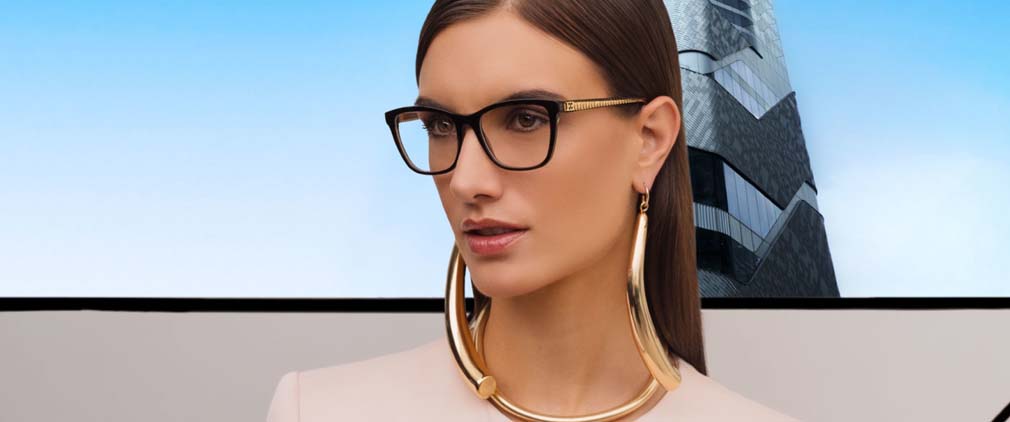 Phân biệt gọng kính Escada chính hãng – logo khắc sắc nét trên gọng kính cận nữ