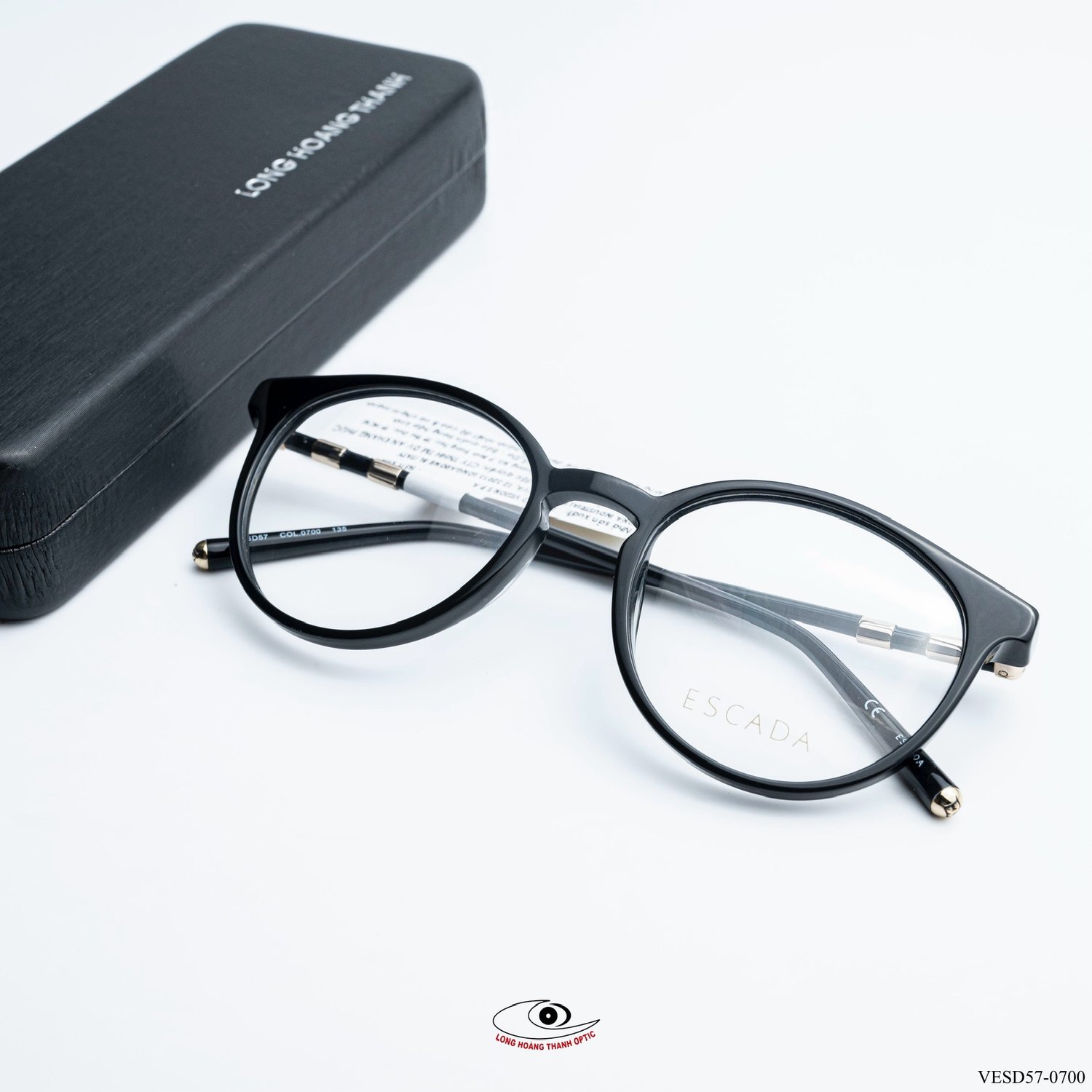 Gọng kính cận nữ Escada nhựa đen bóng, kiểu dáng cá tính, phù hợp với những bạn gái năng động, yêu thích sự nổi bật.