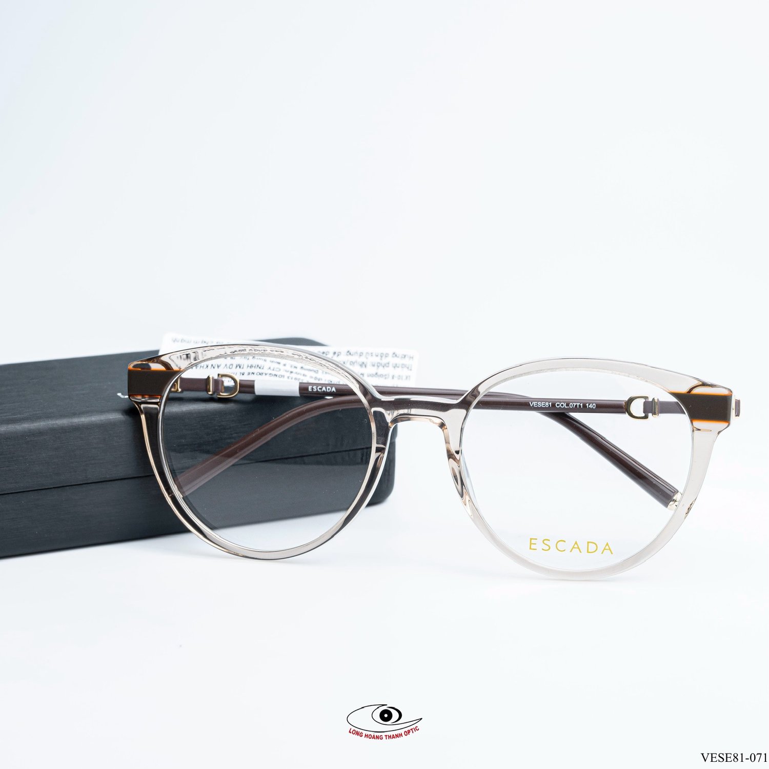 Gọng kính cận Escada trong suốt, nhẹ nhàng, dành cho người phụ nữ năng động, trẻ trung.