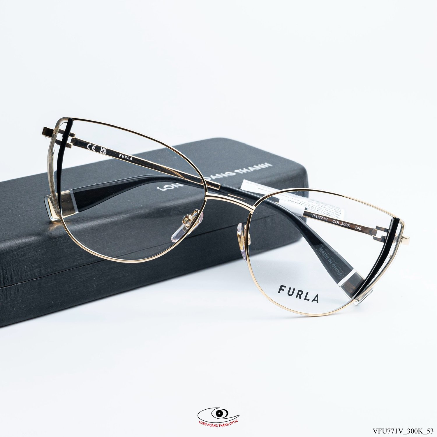 Gọng kính Furla VFU771V Col.300K dáng mắt mèo vàng gold viền đen tinh tế, mang đến vẻ đẹp sang trọng và thời thượng cho phái nữ.