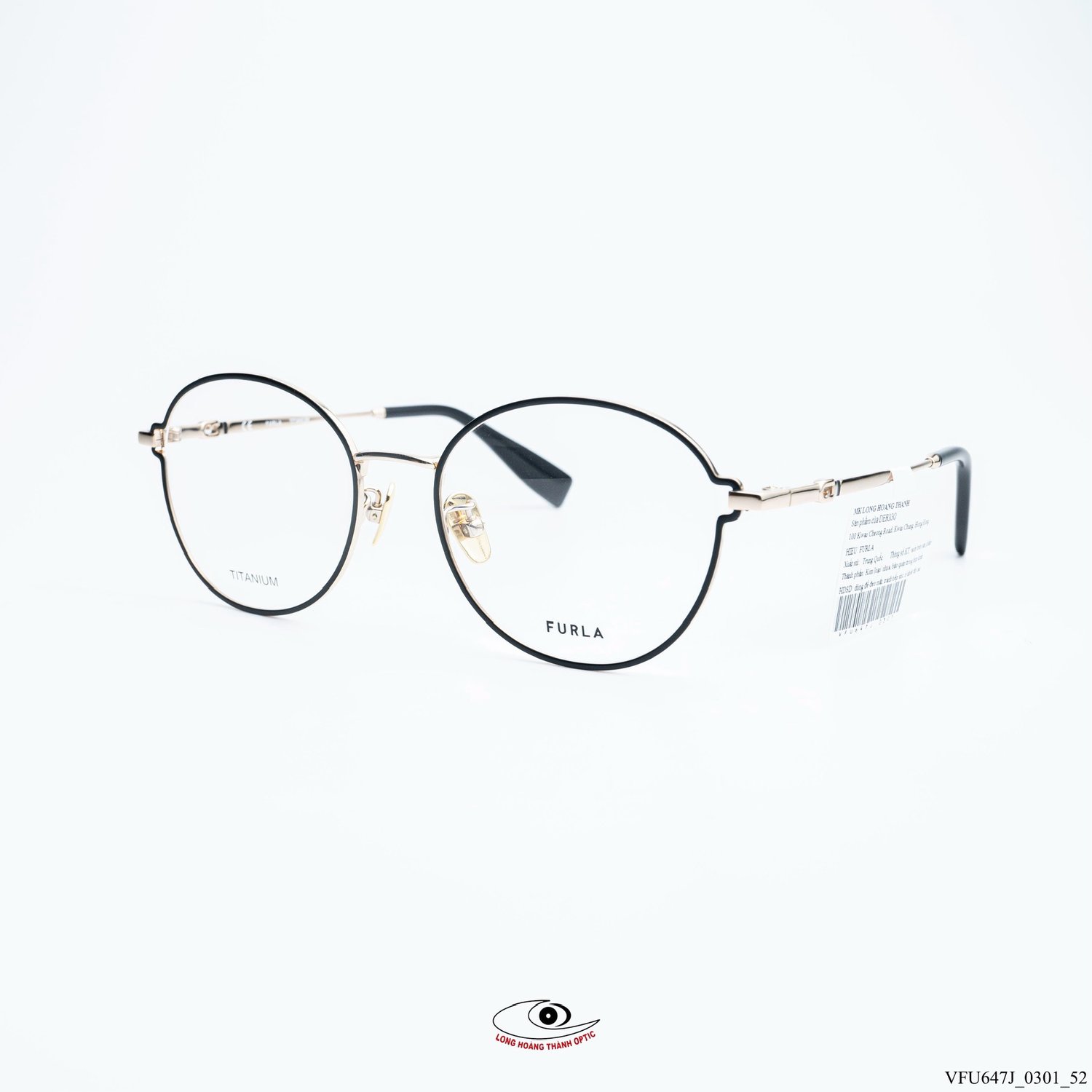 Gọng kính Furla VFU647J dáng tròn thanh lịch, chất liệu Titanium cao cấp, viền đen càng vàng kim sang trọng và bền bỉ.