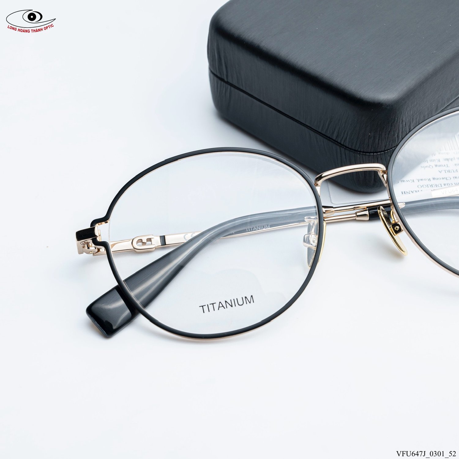 Gọng kính Furla VFU647J Col.0301 dáng tròn thanh lịch, chất liệu Titanium cao cấp, viền đen càng vàng kim sang trọng và bền bỉ.