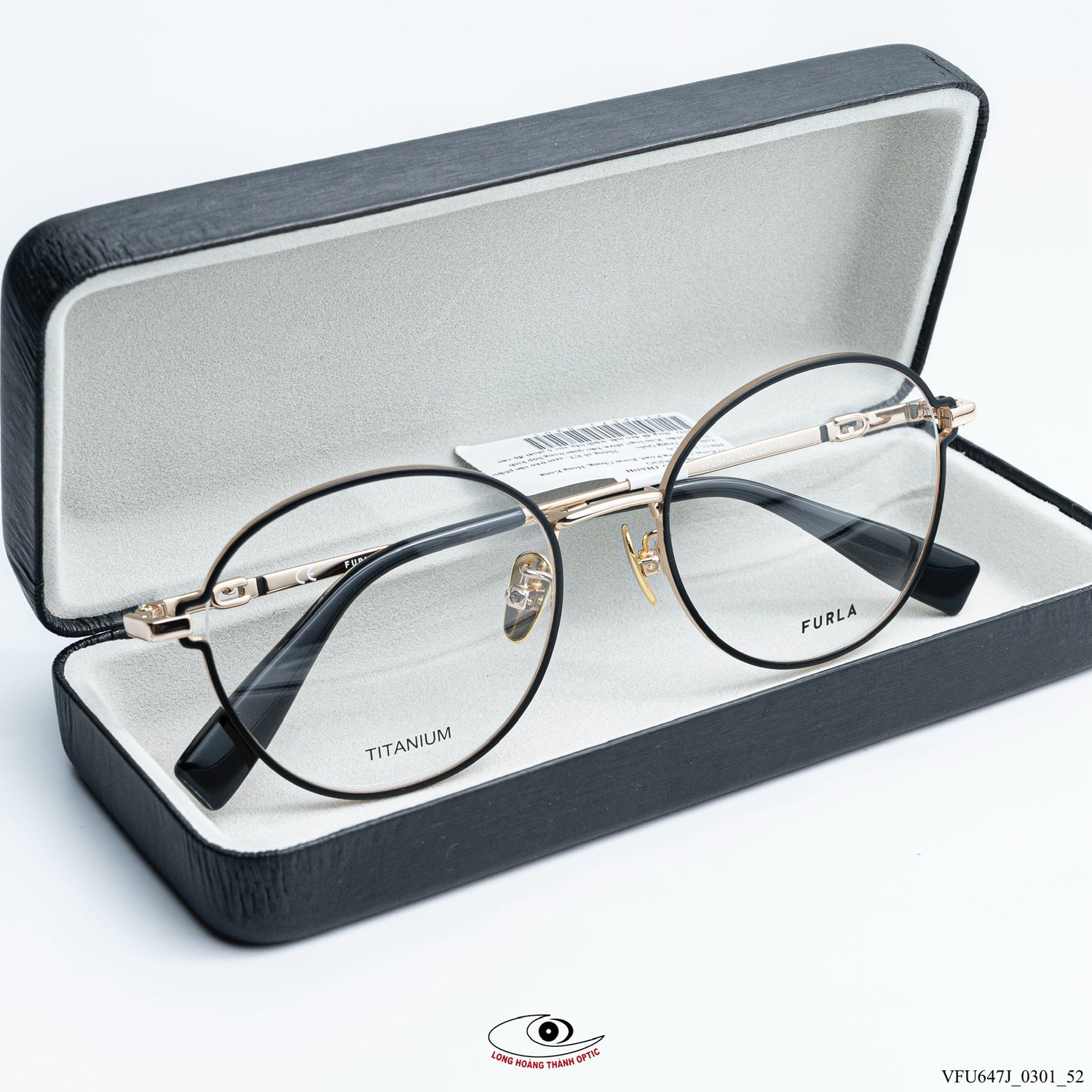 Gọng kính Furla VFU647J dáng tròn thanh lịch, chất liệu Titanium bền nhẹ, viền đen càng kính vàng kim sang trọng.