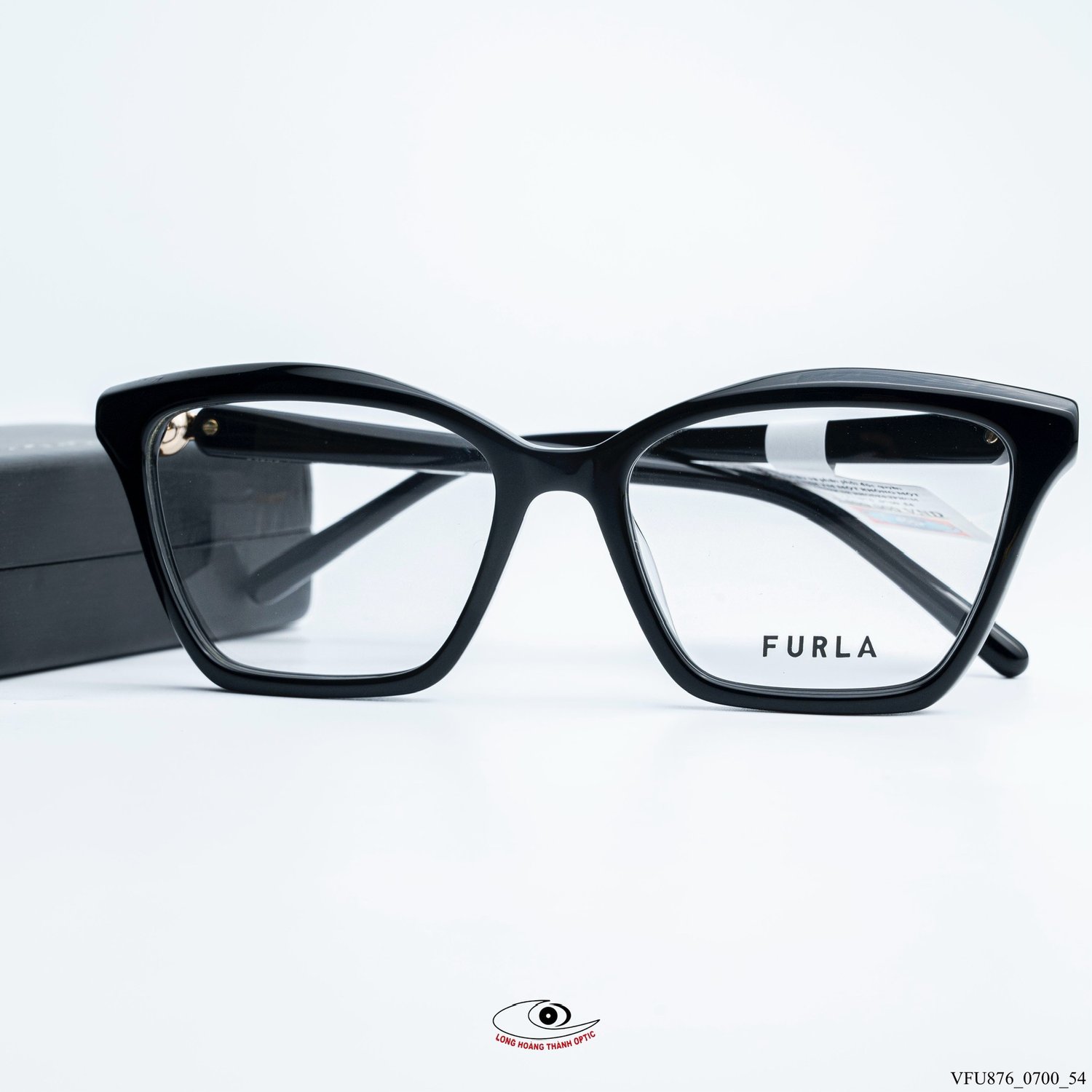 Gọng kính Furla VFU876 dáng mắt mèo đen làm từ nhựa Acetate cao cấp, chi tiết vàng gold sang trọng.