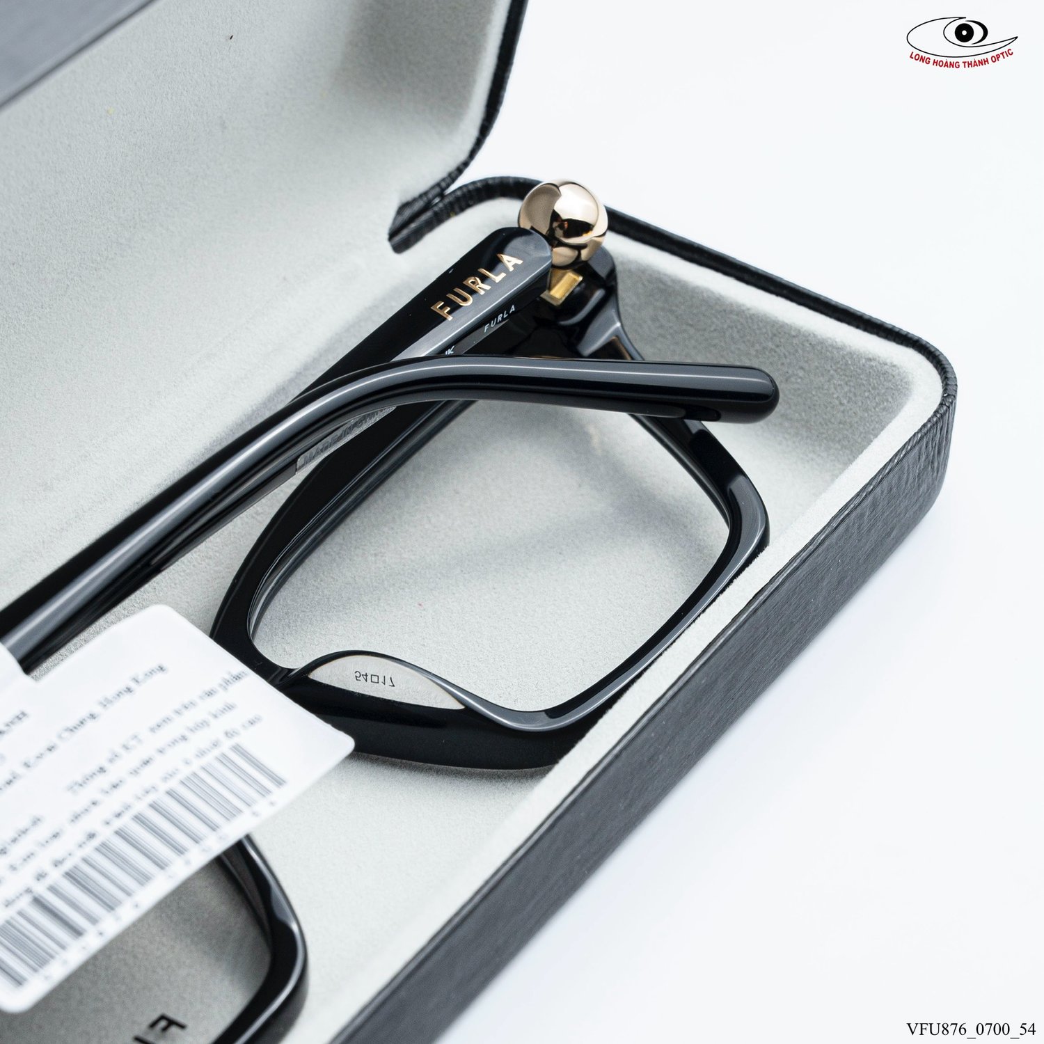 Gọng kính Furla VFU876 dáng mắt mèo đen làm từ acetate cao cấp, điểm nhấn vàng gold tinh tế.