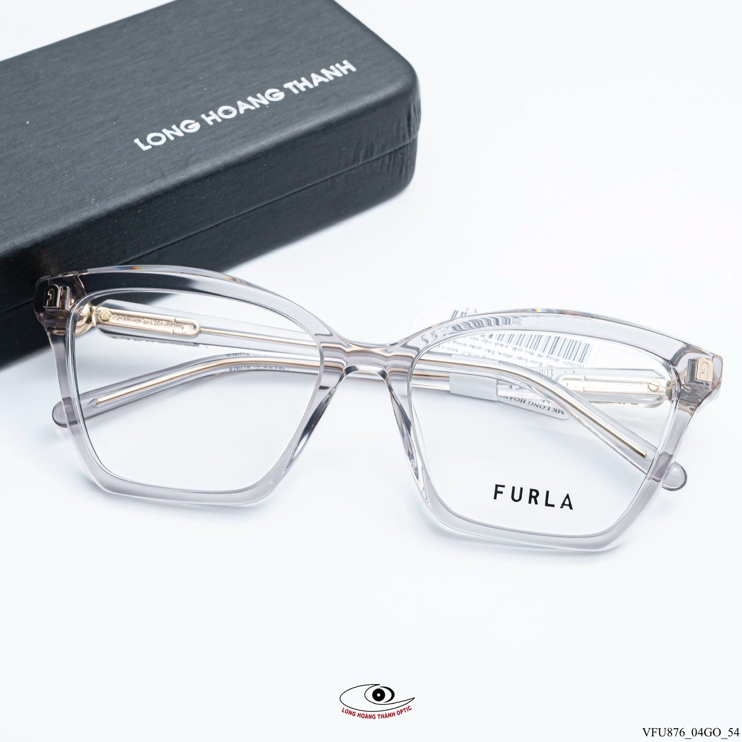 Gọng kính Furla VFU876 Col.04GO dáng mắt mèo trong suốt, logo vàng đồng tinh tế, mang đến vẻ đẹp thanh lịch và hiện đại.