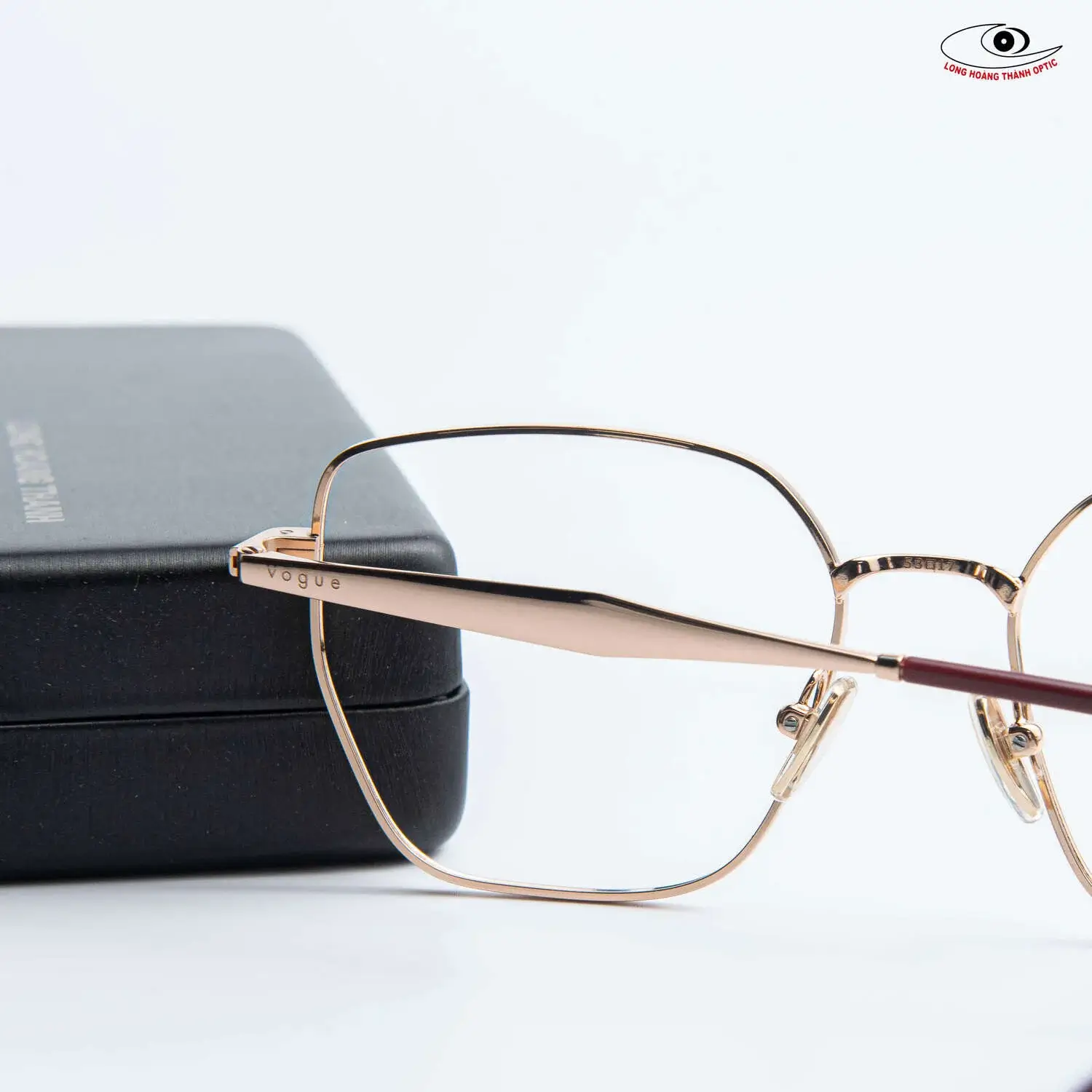 Gọng kính cận nữ mắt mèo chính hãng Vogue giá bao nhiêu?
