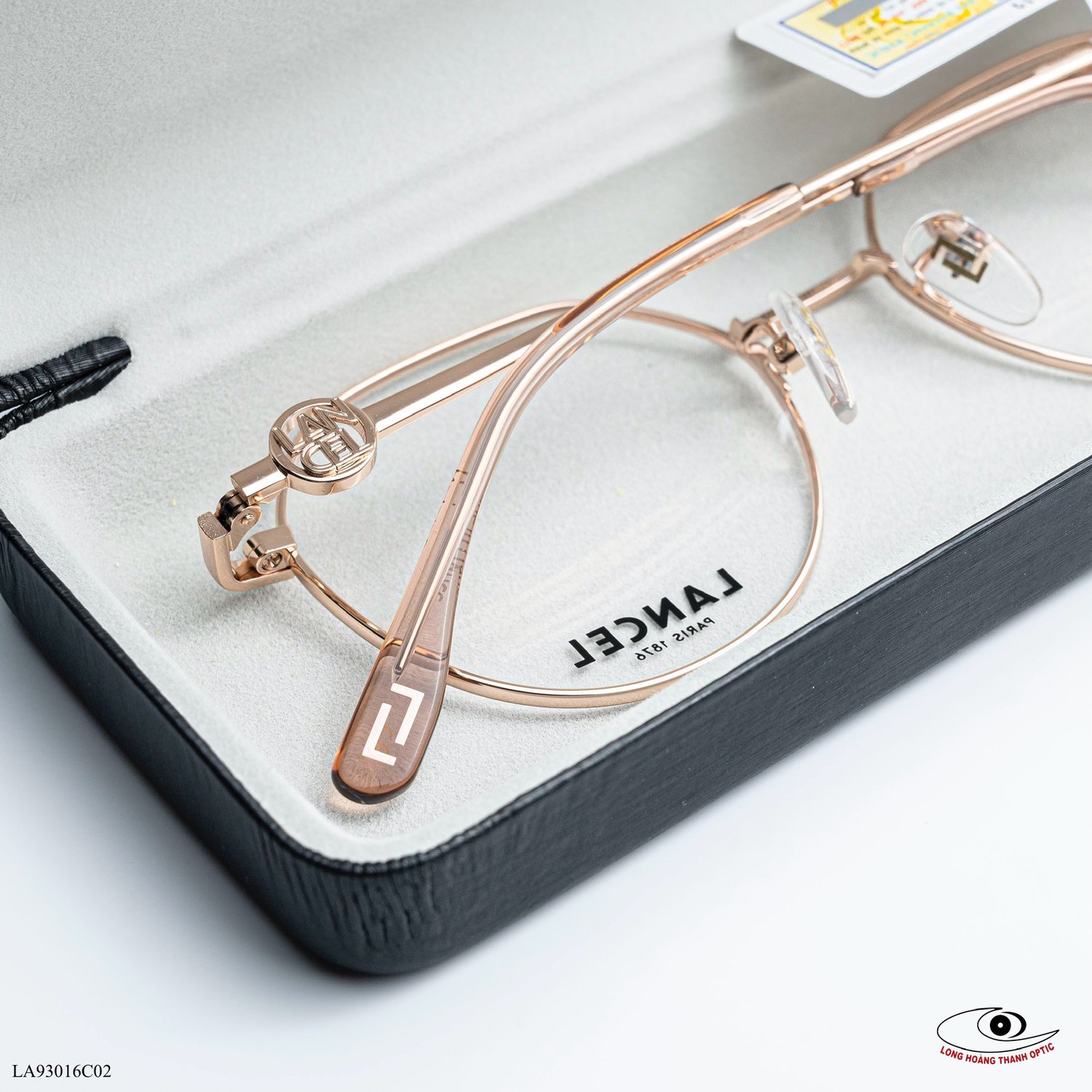 Gọng kính cận nữ chất liệu titan, màu hồng nhẹ nhàng ngọt ngào, kiểu dáng tròn thời trang và nữ tính.