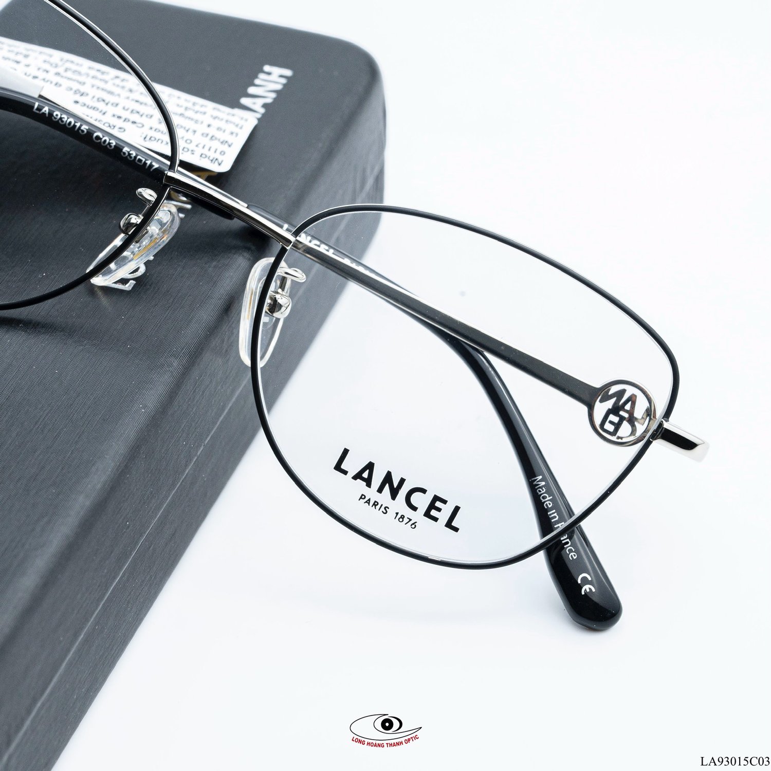 Gọng kính cận nữ Lancel vuông titan bạc, phong cách thời thượng, nổi bật giữa đám đông, phù hợp cho phụ nữ công sở.