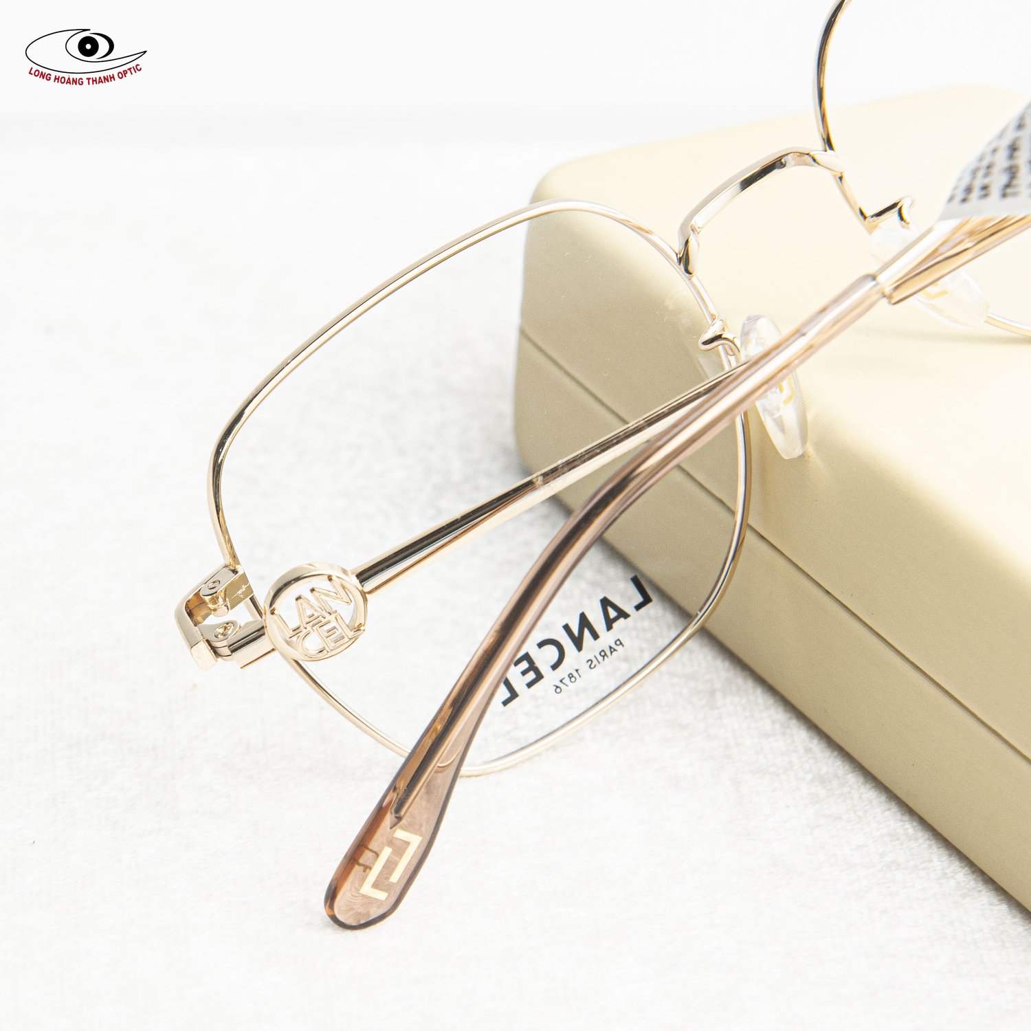 Gọng Kính Lancel LA93014 C01 - Vẻ đẹp nhẹ nhàng, quyến rũ với sắc vàng hồng titanium.