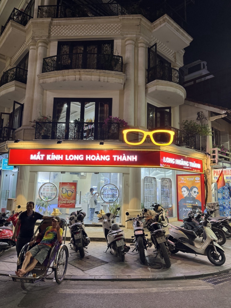 Một trong các showroom mắt kính Long Hoàng Thành tại Huế